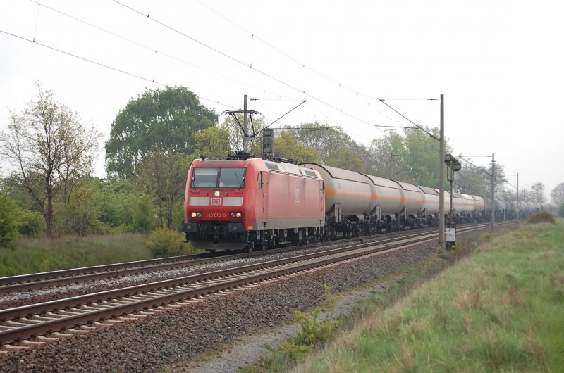 185 015-5 mit Kesselwagenzug kurz vor berquerung des Mittellandkanals bei Peine