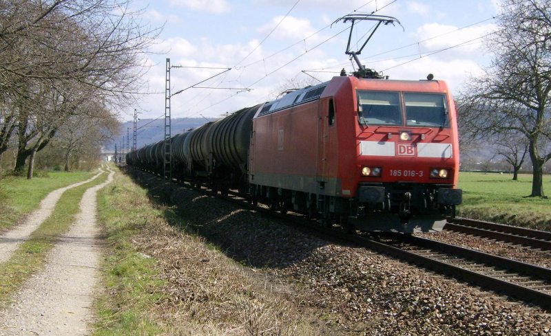 185 016 hat am 28.03.08 vor kurzem den Bahnhof Malsch durchfahren. Aufgrund der Tankwagen ist der vordere Pantograph gehoben.