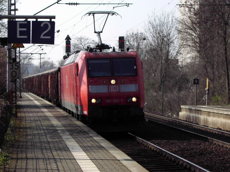 185 063-5 mit Gterzug kurz vor Einfahrt in den Bahnhof Peine