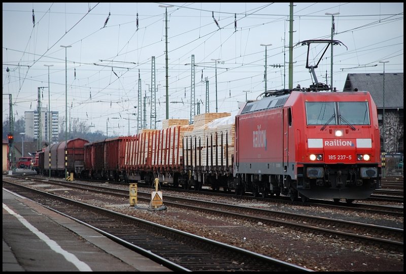 185 237-5 mit dem FZT 56080 nach Stuttgart-Hafen in Aalen. Aufgenommen am 28.Februar 2008.