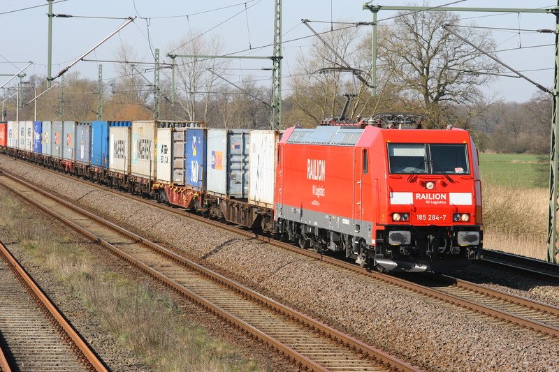 185 284 mit Containerzug. 03/2007