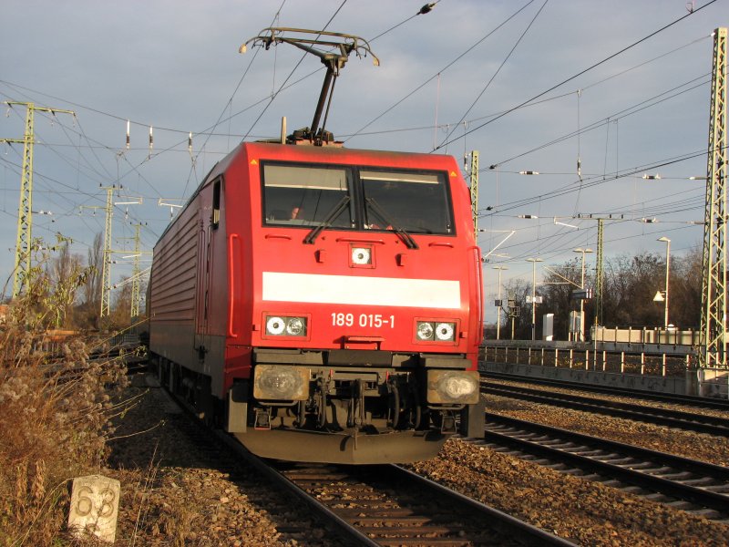 189 015-1 ist mit einem Containerzug Richtung Tschechien unterwegs.02.12.07.