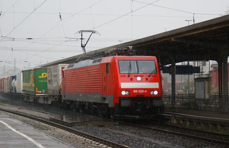 189 028 mit Containern duch Kreiensen Richtung Norden /Hannover (13.4.2008)