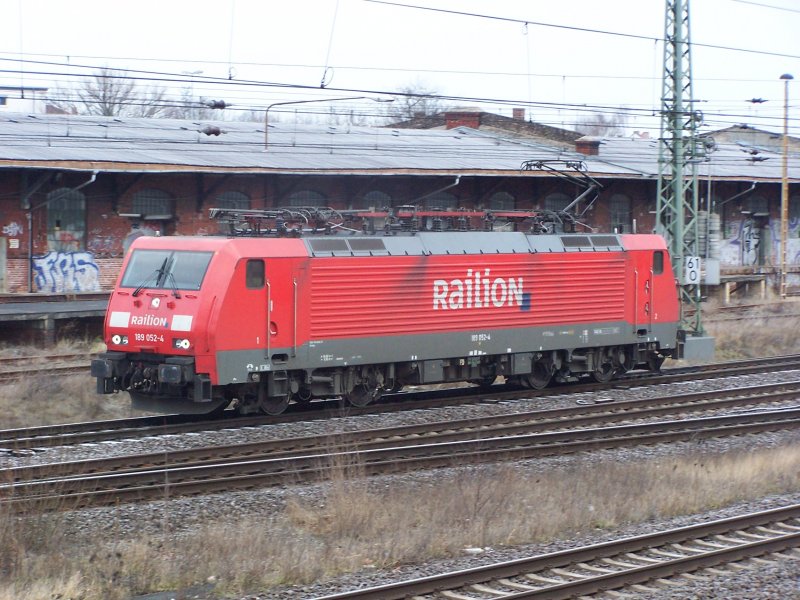 189 052 bei einer Rangierfahrt, am 12.02.2009, in Brandenburg Hbf.