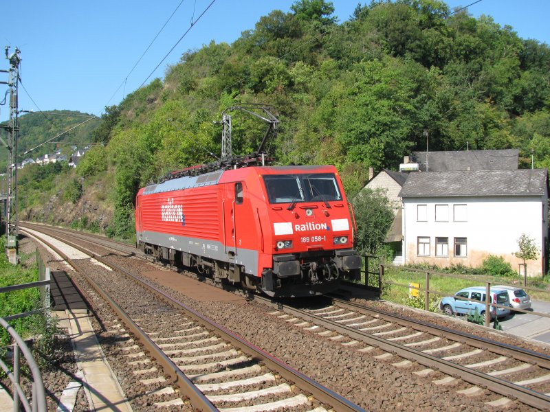 189 058-1 befindet sich hier als Lz unterwegs in Hatzenport auf der Fahrt Richtung Koblenz am 24.08.2009