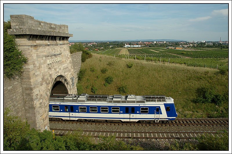 18mm Aufnahme der aus dem Busserltunnel ausfahrenden S 9 (Wien Floridsdorf - Wiener Neustadt) am 1.7.2007.