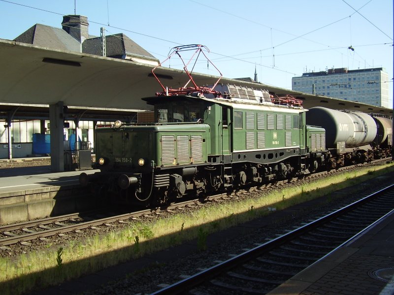 194 158-2 mit einem Gterzug in Koblenz.Ich war ziemlich berrascht eine E94 mit dem alten DB-Keks zu sehen.(2.5.07)