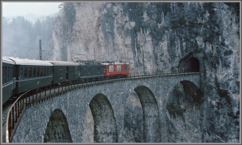 1983 fuhr die RhB noch weitgehend in grn. An diesem Morgen wird die Bernina Gem 4/4 801 von der Hauptwerksttte in Landquart nach Pontresina berfhrt. Dabei bentzte sie ihren Dieselmotor, da sie elektrisch nur auf dem Gleichstromnetz der Berninabahn verkehren kann. (Archiv 06/83 auf dem Landwasserviadukt)