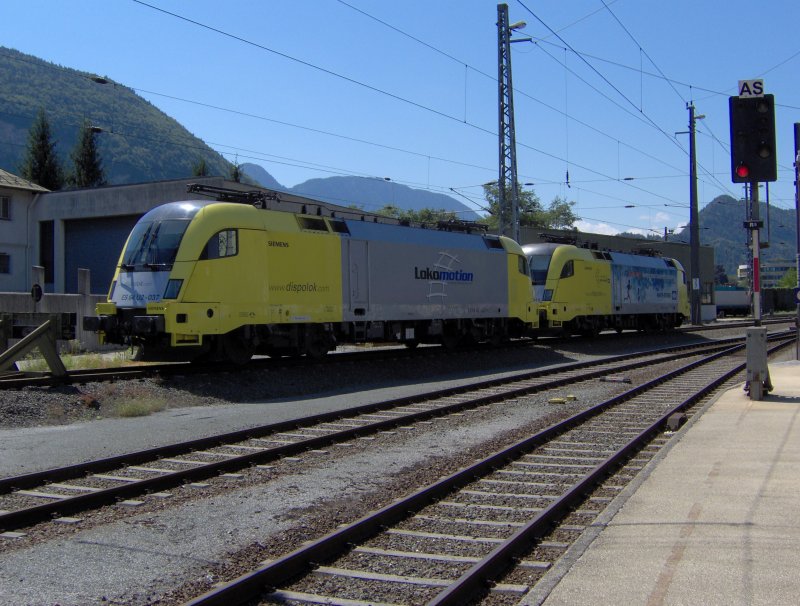 2 Es 64 ( BR 182 )Dispolok Taurusse beide mit Werbung stehen am 26.07.07 abgestellt im Bahnhof Kufstein ( Tirol ). Die Vordere lokomotive hat eine Werbung von Lokomotion, die hintere von Slden