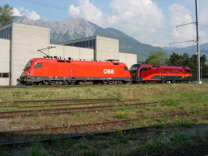 2 BB Taurusse stehen im Bahnhof buchs/sg. Die hintere Lok ist die rote Railjet Werbelokomotive. Gesehen am 28.04.07