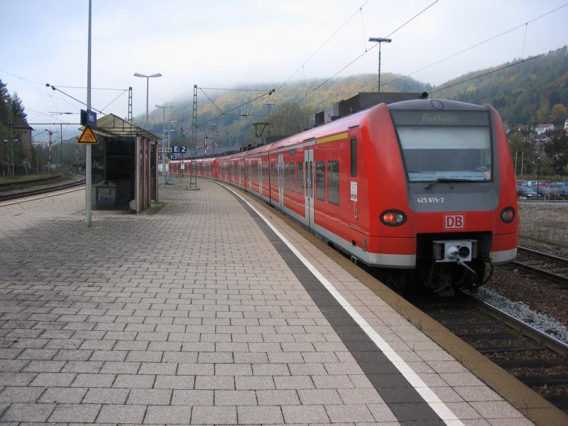 2005-10-08 - Bf Horb am Neckar - 425 615-2 und 425 304-3(voran) als RE aus Stuttgart zur Fahrt nach Rottweil bei der Ausfahrt