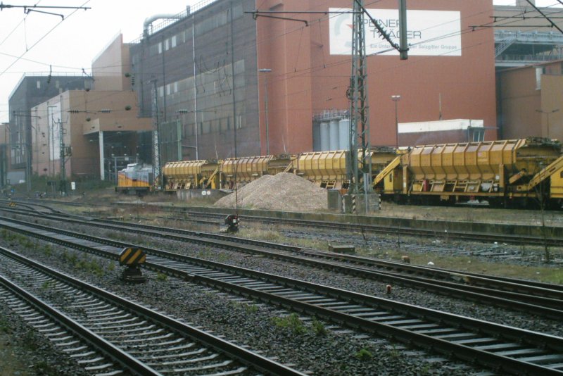 203 005 mit Gleisbauzug beim Altschotterabladen im
Bahnhof Peine am 10.04.2008. Der Grund sind Gleis-
erneuerungsarbeiten zwischen Braunschweig und Vechelde.