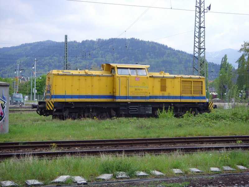 203 312-4 steht abgestellt im Gleisvorfeld des Freiburger Hbf. Sie ist wahrscheinlich wegen den Gleisbauarbeiten zwischen Neustadt(Schwarzwald) und Donaueschingen hier. 20.04.09 