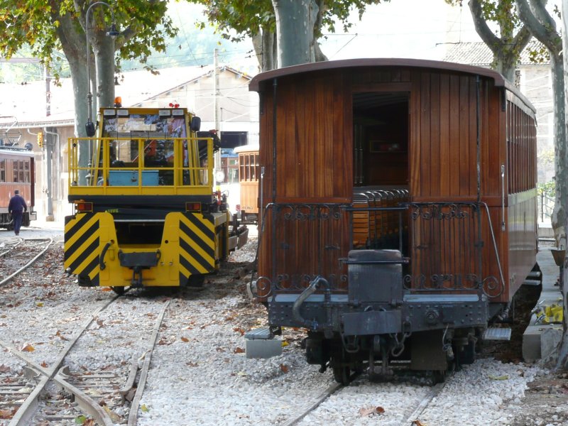 21.11.08,abgestellter Zug und Baufahrzeug im Bf.Sller.