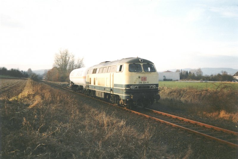 216 224-6 auf dem Weg zum Gleisanschluss der FA. Becker + Hach (Bilderrahmenhersteller). Herbst 1995. Foto-Scan.