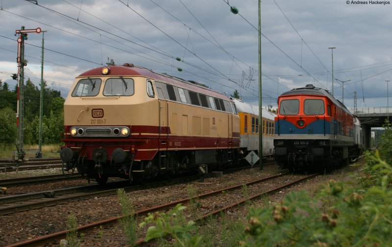  217 001-7 kommt mit dem 94224 und 20- in Villingen eingefahren. rechts steht 232 105-9 dahinter 212 261-2 der Nbe 21.7.08