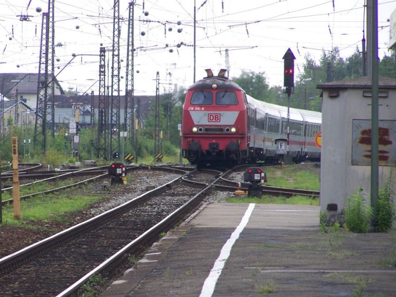 218 156 or zieht am 21.08.2007 IC 2084 in Richtung Augsburg Hbf. Von da aus geht weiter nach Hamburg-Altona als IC 2082, aber mit ohne 218. Aufgenommen kurz vor dem Haltepunkt Augsburg-Morellstrae. 