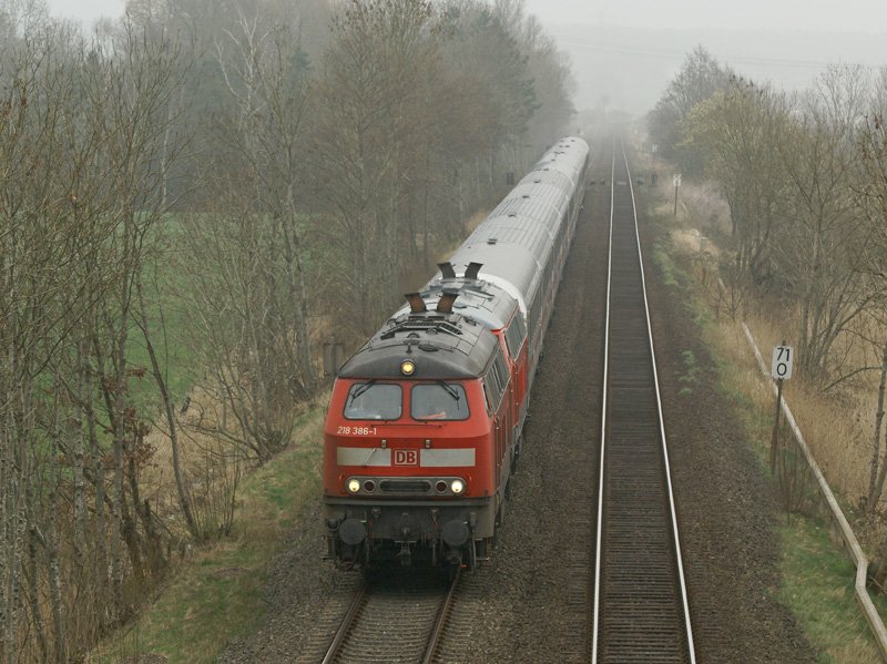 218 386-1 und 218 385-3 am 04.04.2009 mit einem IC  nach Westerland in Bekdorf.