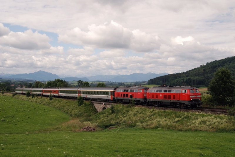 218 428 und 218 416 mit EC 191 bei Ellenberg (28.06.2007)