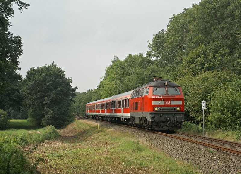 218 458-8 mit einem RE Richtung Lbeck am 22.08.2008 bei Behl.