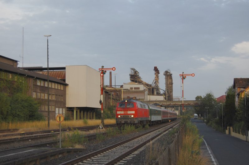 218 471 mit RE 351 am frhen Morgen des 23.07.2009 in Sulzbach-Rosenberg-Htte. Anmerkung zur Wagenreihung: Ausnahmsweise mal wieder mit CD-Wagen - 1 CD-B, 2 DB-Bimz, 2 DB-Aimz