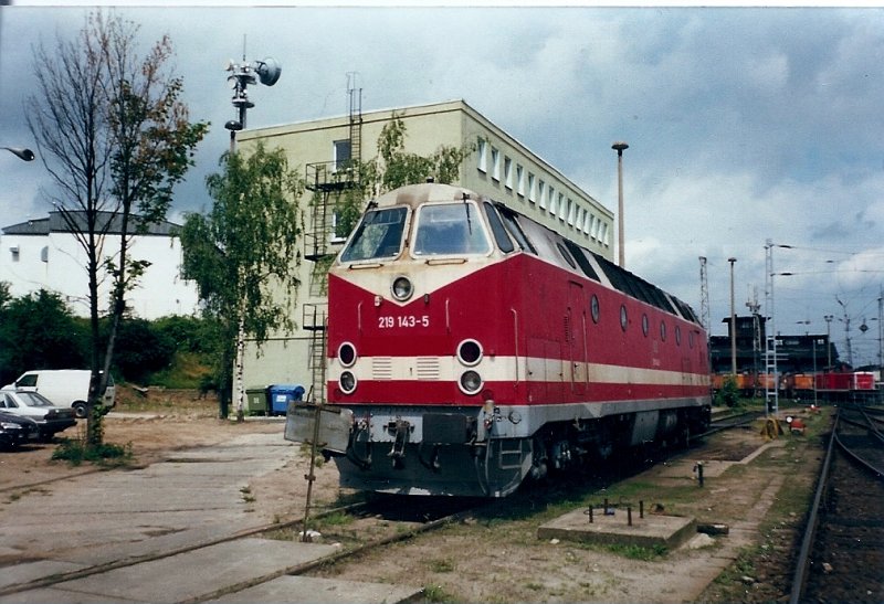 219 143 im Juli 1998 in ihrem damaligen Heimatbw Schwerin.