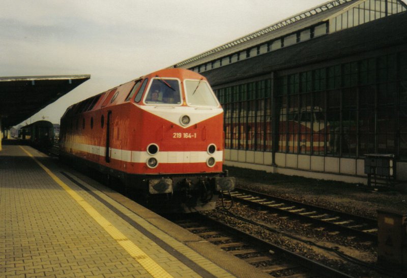 219 164 kurz nach Ihrer Umlackierung. Sie brachte RB 8144 aus Zittau. Das Bild entstand im April '98 in Grlitz.