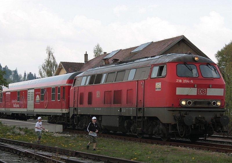 219 204  steht am 1.5. 2009 umgeben von ihren jungen Bewunderern mit ihrem Sonderzug zur Abfahrt bereit.