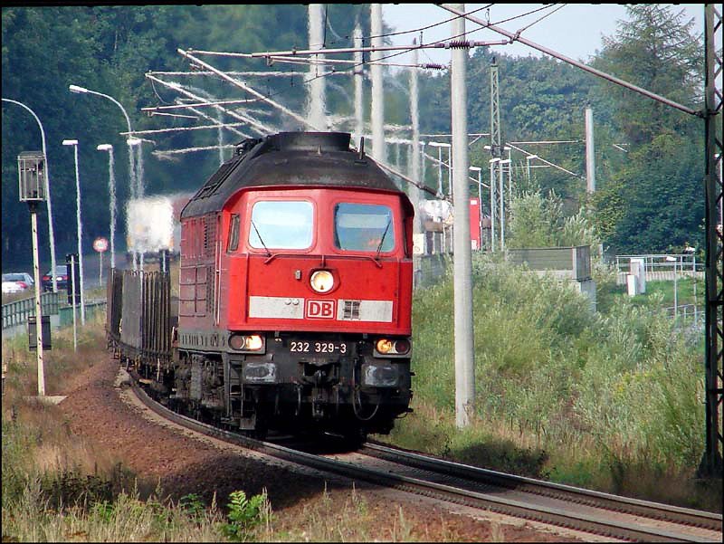 232 329-3 vor FE45429 aus Rostock-Seehafen kommend. Kurz hinter dem Haltepunkt Stralsund Grnhufe. (am 18.08.06) 
