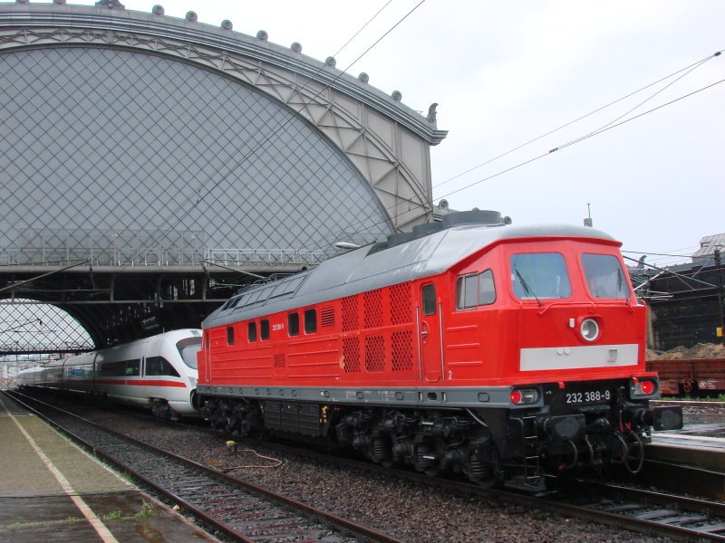 232 388-9 am 01.05.2008 in Dresden-Neustadt, die den ICE abschleppt