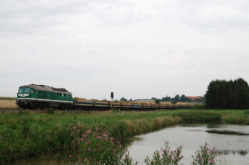 232 405 (V300 002) der Wismut mit G 66236 bei Frankenau (20.07.2007)