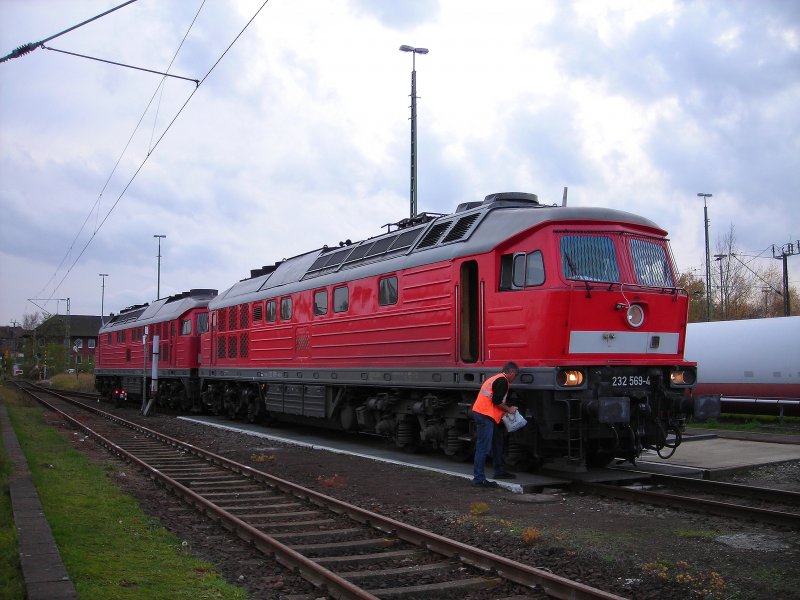 232 659+232 xxx sind kurz vom Castortransport abgekuppelt worden um zu tanken ins ehemalge Lehrter BW gefahren. (9.11.08)