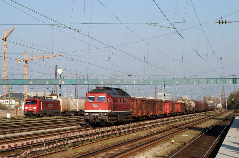 232 690 mit FZT 56421 und 189 031 in Mnchen Laim Rbf (11.04.2007)