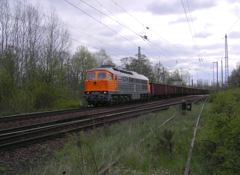 232 850-8 am 20.04.2008 bei der Ausfahrt aus dem Bahnhof Guben