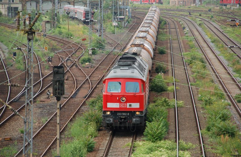 233 562 steht am 04.07.09 in Halle(S) am Rbf und wartet auf die Weiterfahrt. Dieser Gz wurde ungewhnlicherweise ber den Hbf gefahren.