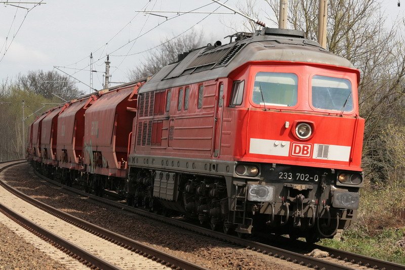 233 702-0 kommt mit Gterzug durch Grries gefahren. 16.04.2008