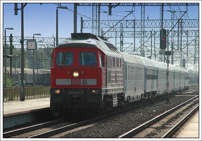 234 242 brachte am 1.5.2008 den EC 47  Berlin-Warszawa-Express  bis Rzepin, wo der Zug von einer polnischen E-Lok bernommen wurde. Mit diesem Zug fuhren wir an diesem Tag wieder retour nach Poznan. Ich glaub man merkt, dass hier extremes Gegenlicht war, aber mit Photoshop ist doch noch einiges mglich.