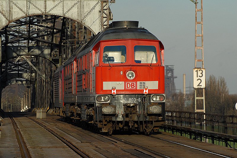 241 803 als Zugschluss auf der Rheinbrcke bei Duisburg-Baerl. 14.03.2007