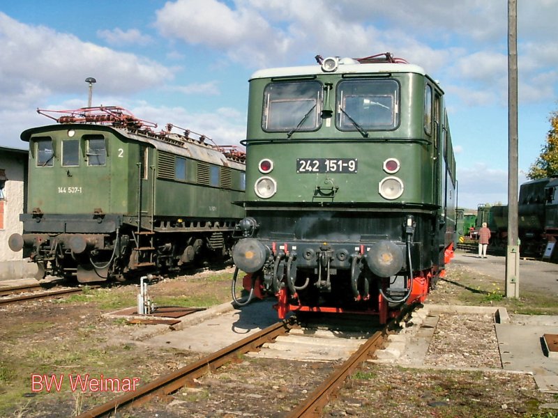 242 151-9 der DR und 144527-1 der DB in Weimar, ehem. Bw, 2003