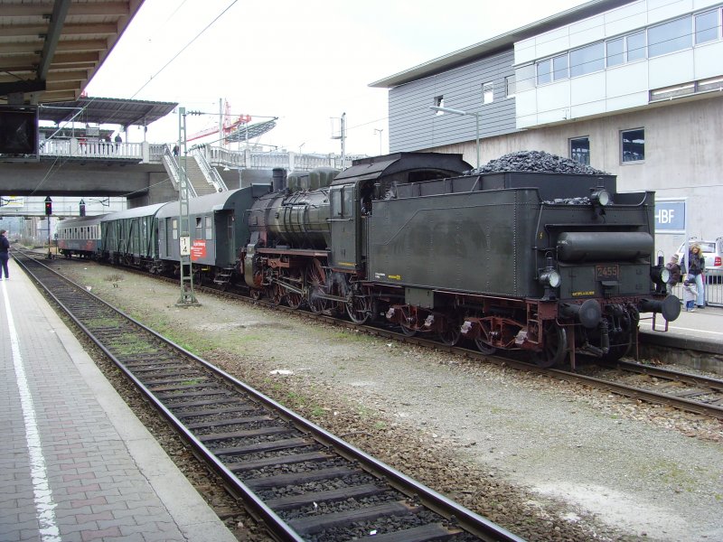 2455  Posen  mit den drei Wagen des  Zug der Erinnerung  auf Gleis 8 in Freiburg Hbf. 29.03.09