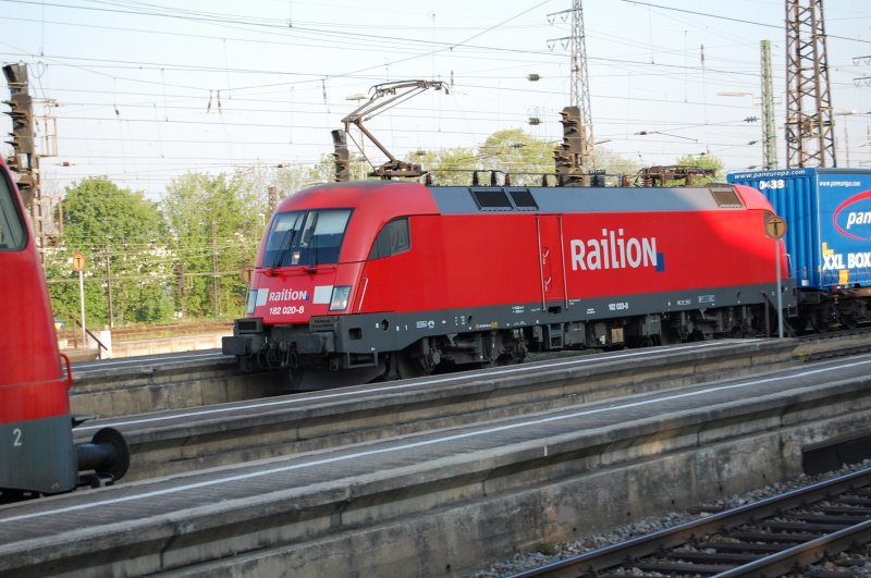 28.04.2007, Augsburg Hbf.: 182 020 durchfhrt mit ihrem Gterzug durchfhrt den Augsburger Hauptbahnhof auf Gleis 5