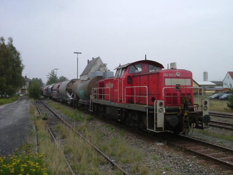 294 745 steht am 12.10.2007 mit einem Gterzug Richtung Amberg im Bahnhof von Hirschau. (Strecke Amberg-Schnaittenbach)