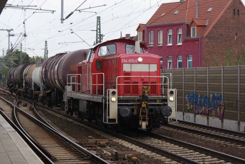 294 875-0 mit einem Kesselzug fuhr am 21.08.2009 durch Hannover Linden/Fischerhof.