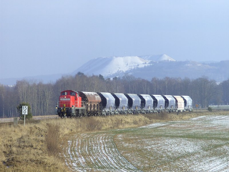 294 898 erklimmt mit einem schweren Zug der hauptschlich Kaolin geladen hat die Steigung zwischen Hirschau und Gebenbach. (04.01.2008, Strecke Amberg-Schnaittenbach)