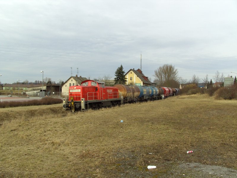 294 898 fhrt mit ihrem Gterzug am Lagerhaus Amberg vorbei. (05.02.2008, Strecke Amberg-Schnaittenbach)