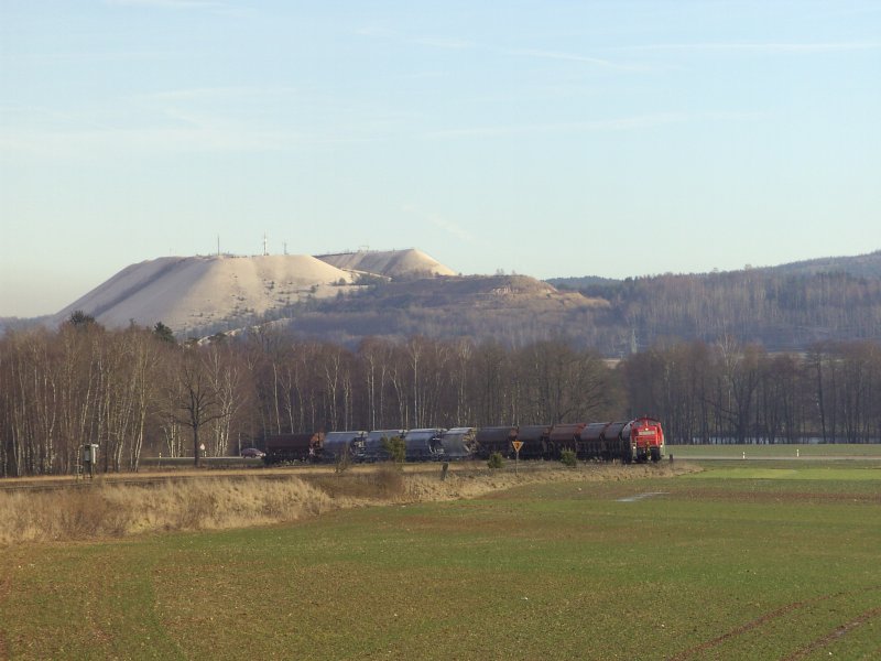 294 898 nimmt vor dem groen Monte Kaolino Anlauf um die Steigung zur Wasserscheide der Bahnstrecke Amberg-Schnaittenbach zu erklimmen. (11.01.2008)