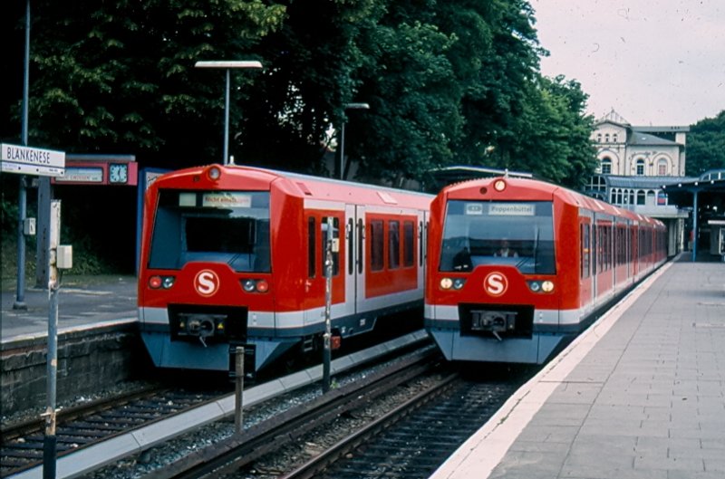 2x BR 474 in Blankenese. Kopfbahnhof mitten auf der Strecke mit Formsignalen. Ich glaube, das bietet auch kein anderes S-Bahn Netz