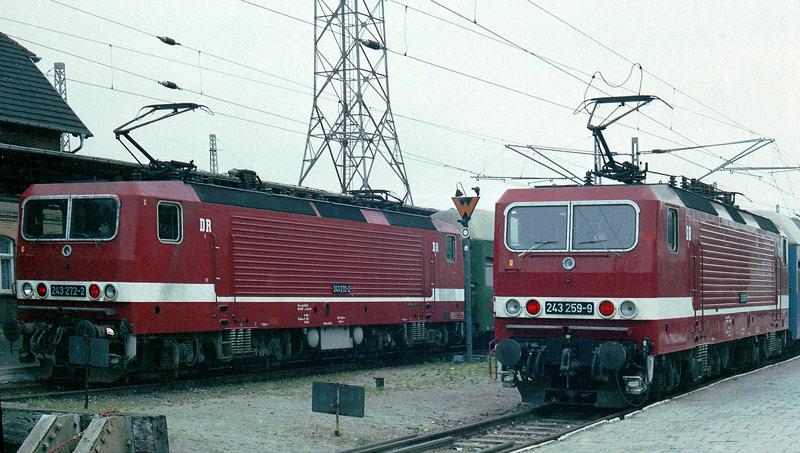 2x243 DR in Warnemnde ca.1990