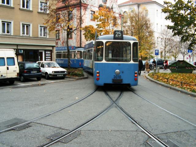 3010 verlsst den Max-Weber-Platz mit einer fahrt um den Huserblock.