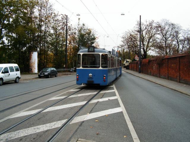 3037 verlsst den Ostfriedhof in Richtung Max-Weber-Platz.